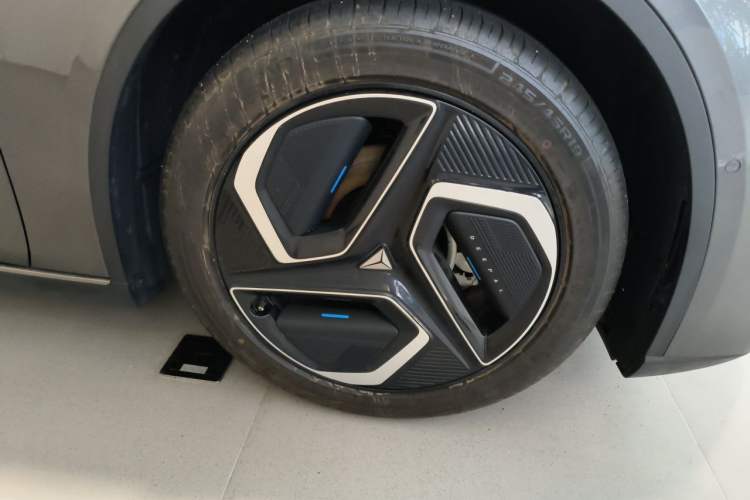 Used Deepal L07 2024 530 Max Qiankun Intelligent Driving ADS SE Pure Electric Version Right Front Wheel Hub