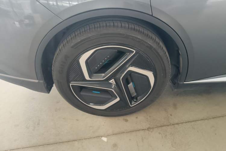 Used Deepal L07 2024 530 Max Qiankun Intelligent Driving ADS SE Pure Electric Version Right Rear Wheel Hub