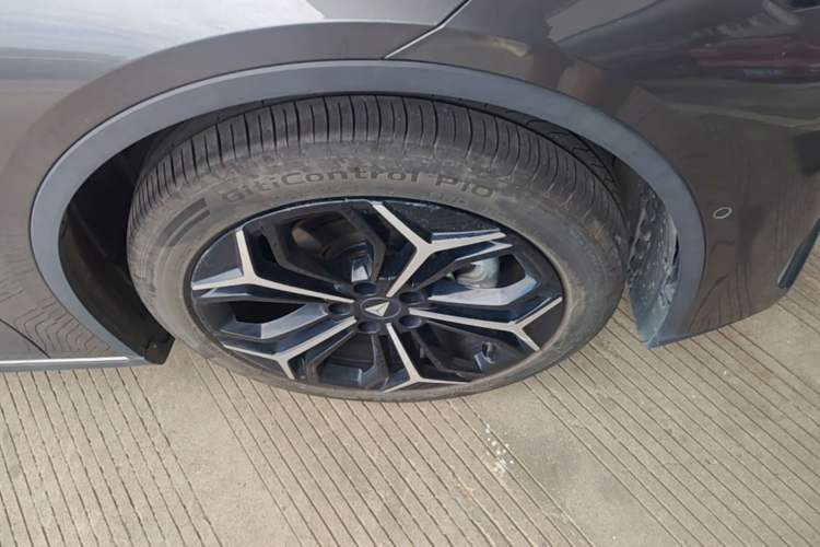 Used Deepal L07 2024 230Max Qiankun Intelligent Driving ADS SE Range-Extended Version Right Front Wheel Hub