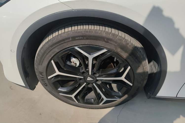 Used Deepal L07 2024 230Max Qiankun Intelligent Driving ADS SE Range-Extended Version Left Front Wheel Hub