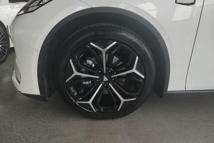 Used Deepal L07 2024 230Max Qiankun Intelligent Driving ADS SE Range-Extended Version Left Front Wheel Hub