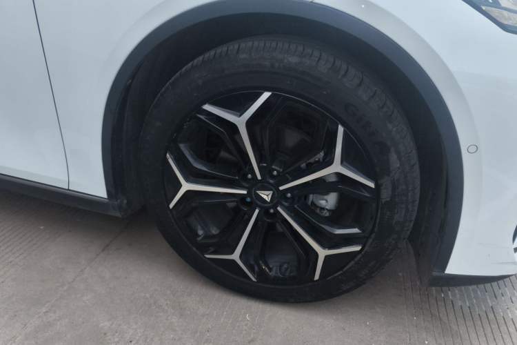 Used Deepal L07 2024 230Max Qiankun Intelligent Driving ADS SE Range-Extended Version Right Front Wheel Hub