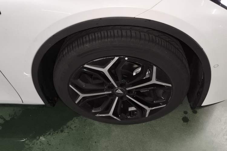Used Deepal L07 2024 230Max Qiankun Intelligent Driving ADS SE Range-Extended Version Right Front Wheel Hub