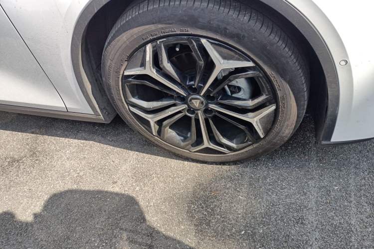 Used Deepal L07 2024 230Max Qiankun Intelligent Driving ADS SE Range-Extended Version Right Front Wheel Hub
