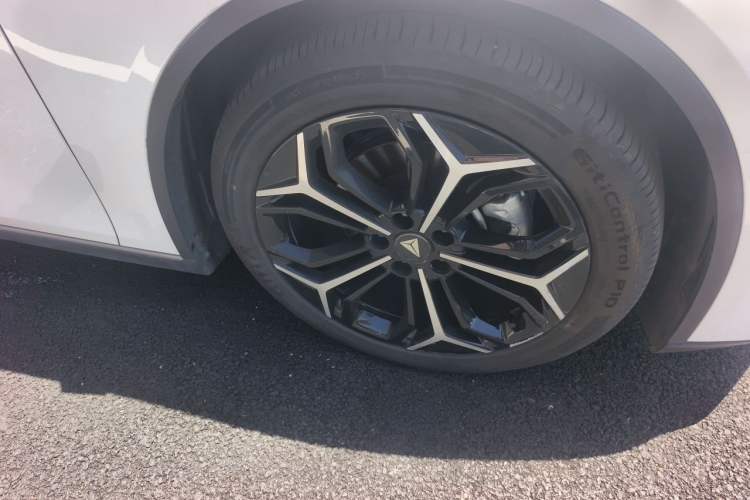 Used Deepal L07 2024 230Max Qiankun Intelligent Driving ADS SE Range-Extended Version Right Front Wheel Hub