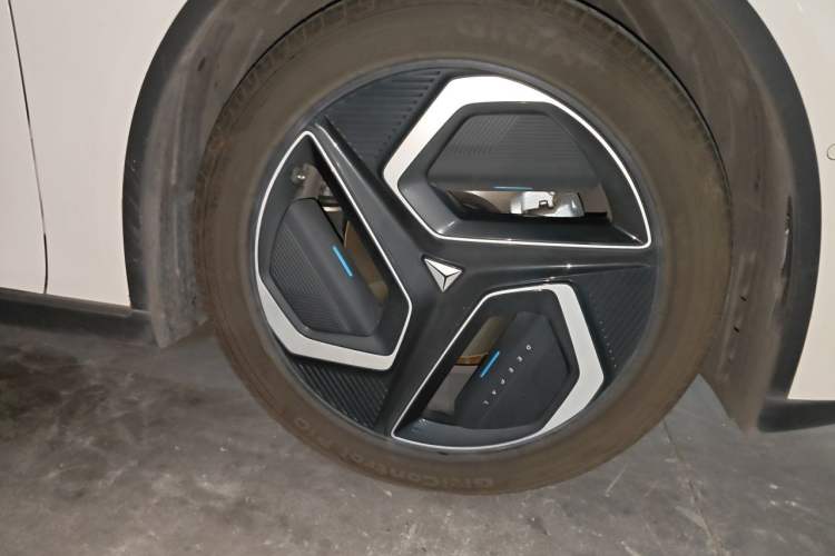 Used Deepal L07 2024 530 Max Qiankun Intelligent Driving ADS SE Pure Electric Version Right Front Wheel Hub