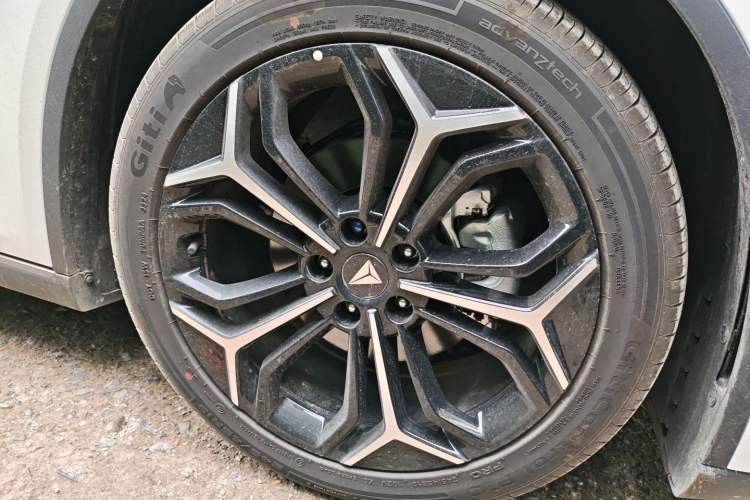 Used Deepal L07 2024 230Max Qiankun Intelligent Driving ADS SE Range-Extended Version Right Front Wheel Hub