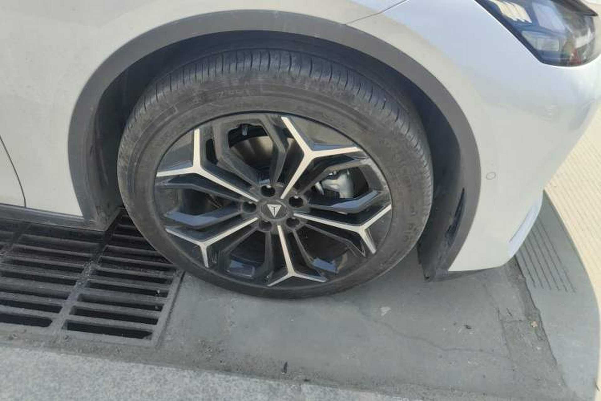 Used Deepal L07 2024 300Max Qiankun Intelligent Driving ADS SE Range-Extended Version Right Front Wheel Hub
