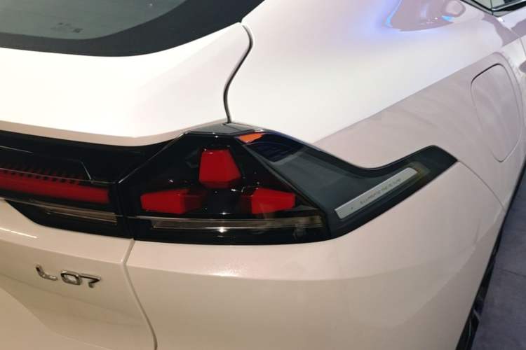 Used Deepal L07 2024 230Max Qiankun Intelligent Driving ADS SE Range-Extended Version Right Rear Taillight