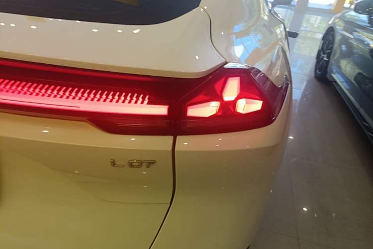 Used Deepal L07 2024 230Max Qiankun Intelligent Driving ADS SE Range-Extended Version Right Rear Taillight