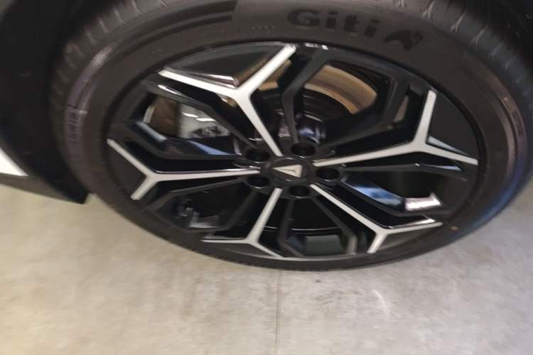 Used Deepal L07 2024 230Max Qiankun Intelligent Driving ADS SE Range-Extended Version Right Rear Wheel Hub