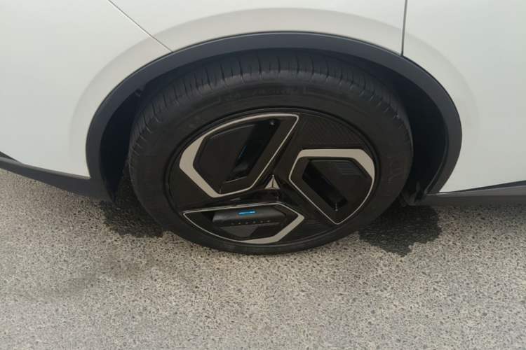 Used Deepal L07 2024 530 Max Qiankun Intelligent Driving ADS SE Pure Electric Version Right Rear Wheel Hub