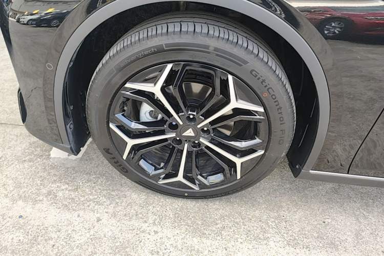 Used Deepal L07 2025 230 Ultra with DeepBlue Intelligent Driving AD PRO Extended-Range Version Left Front Wheel Hub