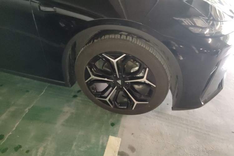 Used Deepal L07 2025 230 Ultra with DeepBlue Intelligent Driving AD PRO Extended-Range Version Right Front Wheel Hub