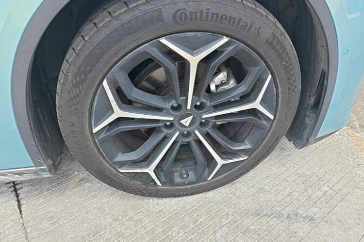 Used Deepal L07 2025 230 Ultra Qiankun Intelligent Driving ADS SE Range-Extended Version Right Front Wheel Hub