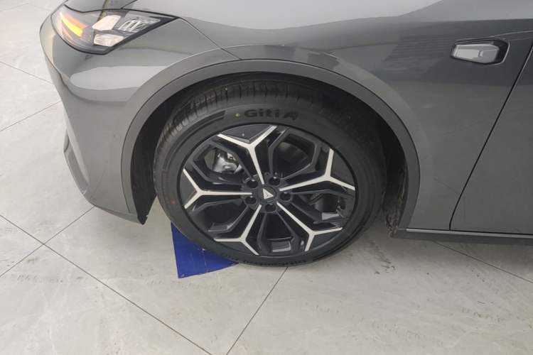 Used Deepal L07 2025 230 Ultra with DeepBlue Intelligent Driving AD PRO Extended-Range Version Left Front Wheel Hub