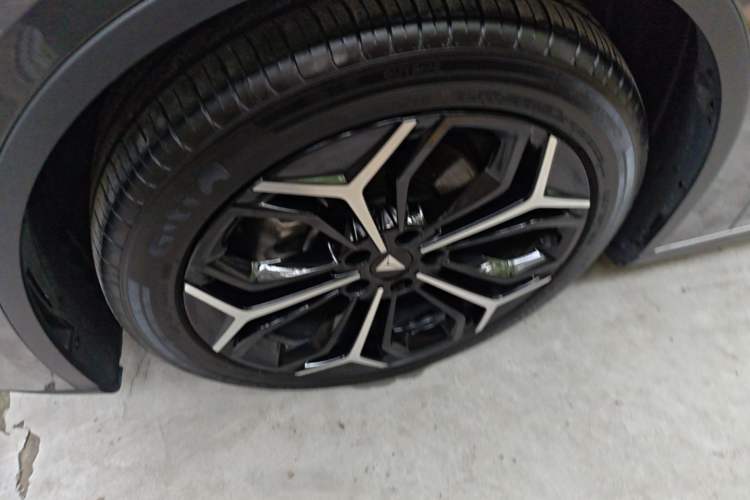 Used Deepal L07 2025 300Ultra Qiankun Intelligent Driving ADS SE Range-Extended Version Left Front Wheel Hub