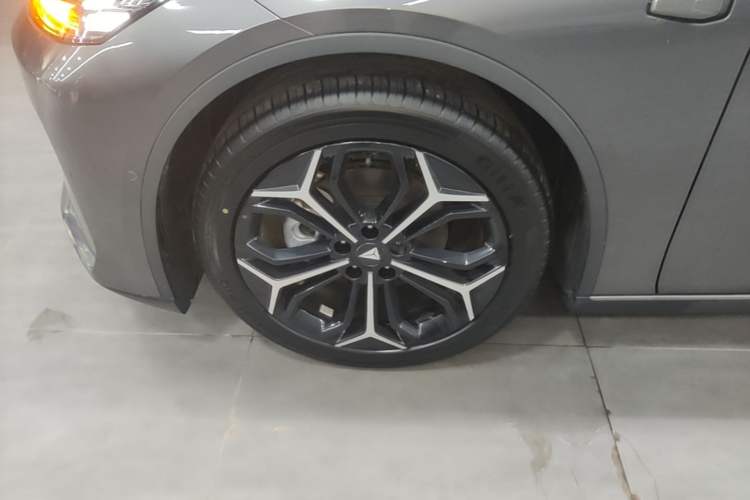 Used Deepal L07 2025 230 Ultra with DeepBlue Intelligent Driving AD PRO Extended-Range Version Left Front Wheel Hub