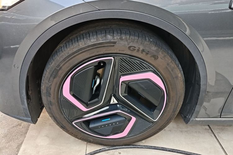 Used Deepal L07 2025 530 Ultra Qiankun Intelligent Driving ADS SE Pure Electric Version Left Front Wheel Hub