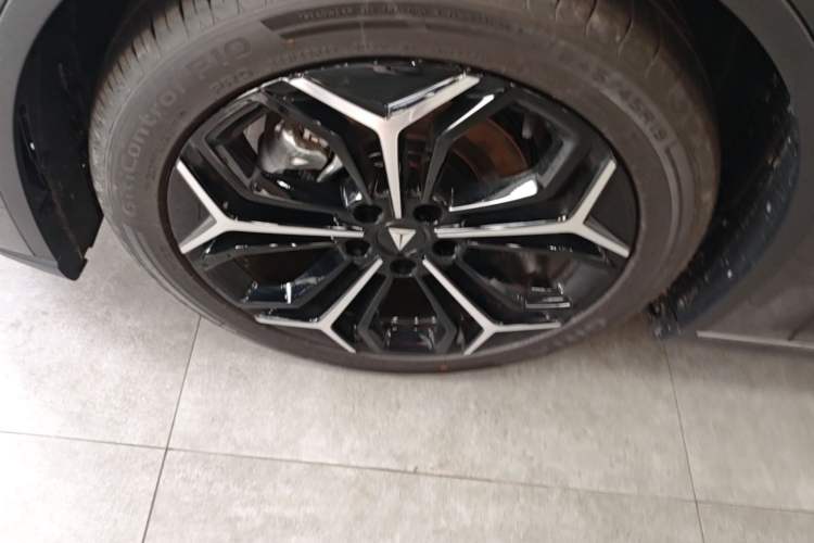 Used Deepal L07 2025 300Ultra Qiankun Intelligent Driving ADS SE Range-Extended Version Left Front Wheel Hub