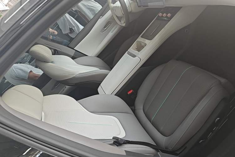 Used Deepal L07 2025 230 Ultra with DeepBlue Intelligent Driving AD PRO Extended-Range Version Right Front Seat