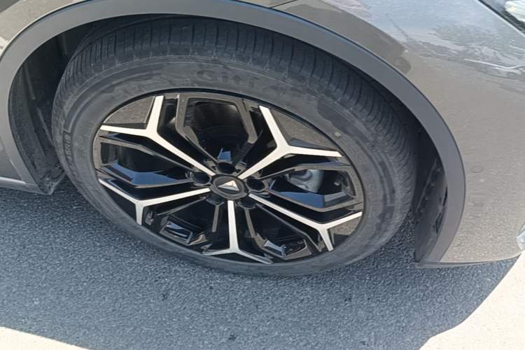 Used Deepal L07 2025 230 Ultra Qiankun Intelligent Driving ADS SE Range-Extended Version Right Front Wheel Hub