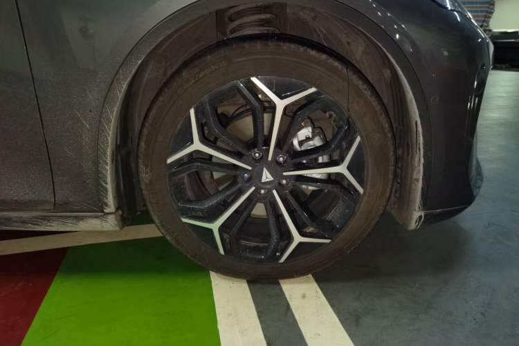 Used Deepal L07 2025 230 Ultra with DeepBlue Intelligent Driving AD PRO Extended-Range Version Right Front Wheel Hub