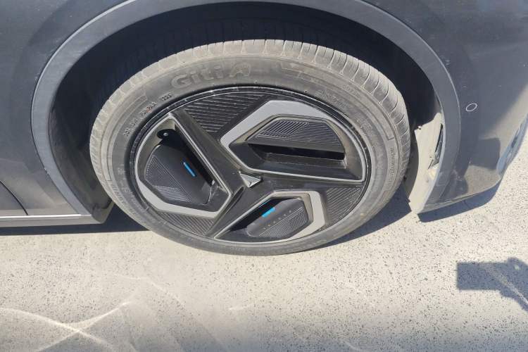 Used Deepal L07 2025 530 Ultra DeepBlue Intelligent Driving AD PRO Pure-Electric Version Right Front Wheel Hub