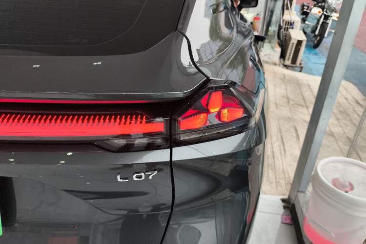 Used Deepal L07 2025 300Ultra with DeepBlue Intelligent Driving AD PRO Extended-Range Version Right Rear Taillight