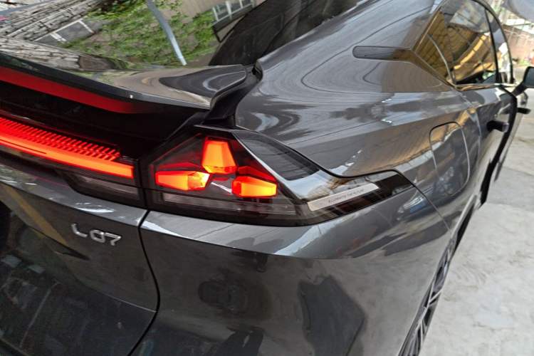 Used Deepal L07 2025 300Ultra Qiankun Intelligent Driving ADS SE Range-Extended Version Right Rear Taillight