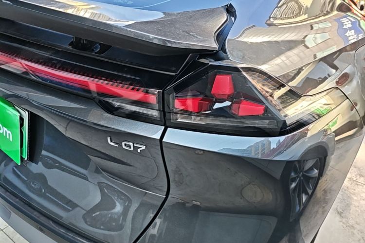 Used Deepal L07 2025 530 Ultra Qiankun Intelligent Driving ADS SE Pure Electric Version Right Rear Taillight