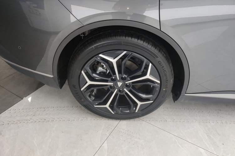 Used Deepal L07 2025 230 Ultra with DeepBlue Intelligent Driving AD PRO Extended-Range Version Right Rear Wheel Hub