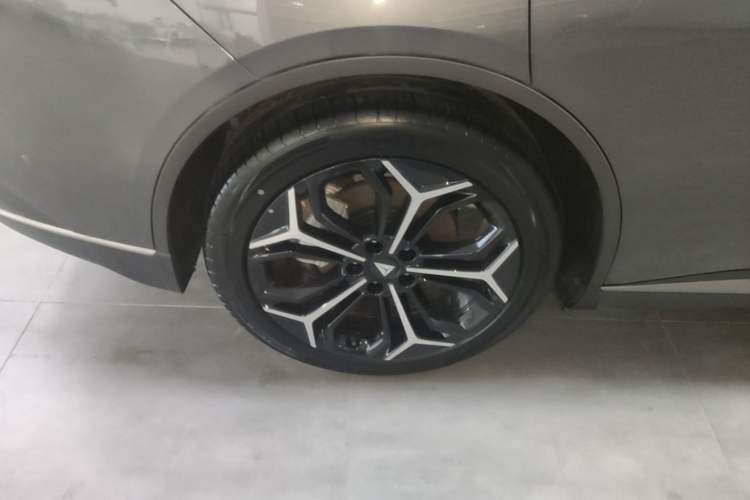 Used Deepal L07 2025 230 Ultra with DeepBlue Intelligent Driving AD PRO Extended-Range Version Right Rear Wheel Hub
