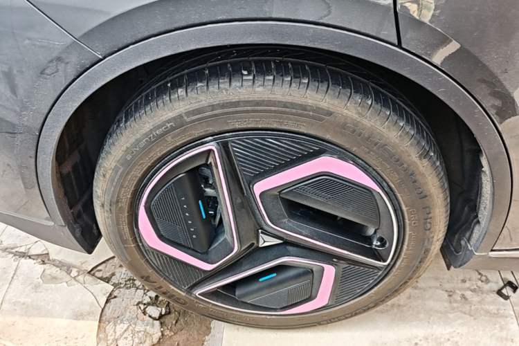 Used Deepal L07 2025 530 Ultra Qiankun Intelligent Driving ADS SE Pure Electric Version Right Rear Wheel Hub