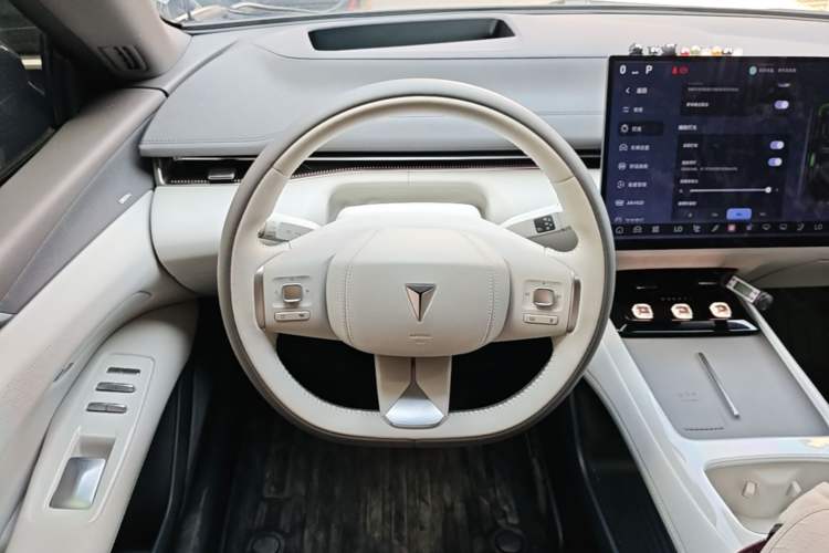 Used Deepal L07 2025 530 Ultra Qiankun Intelligent Driving ADS SE Pure Electric Version Steering Wheel