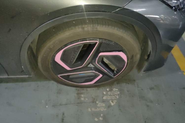 Used Deepal L07 2025 530 Ultra Qiankun Intelligent Driving ADS SE Pure Electric Version Right Front Wheel Hub