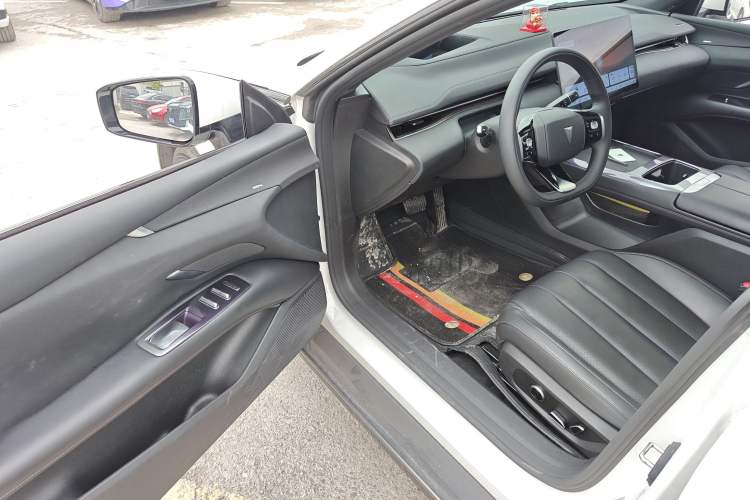 Used Deepal L07 2025 230 Ultra with DeepBlue Intelligent Driving AD PRO Extended-Range Version Driver Seat