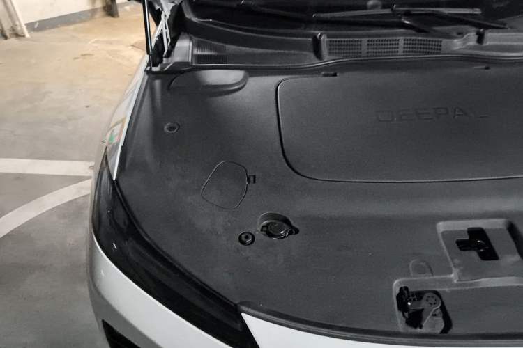 Used Deepal L07 2025 230 Ultra with DeepBlue Intelligent Driving AD PRO Extended-Range Version Engine Bay Right