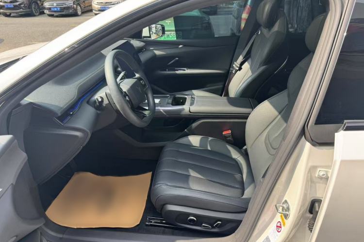 Used Deepal L07 2025 230 Ultra with DeepBlue Intelligent Driving AD PRO Extended-Range Version Interior 4