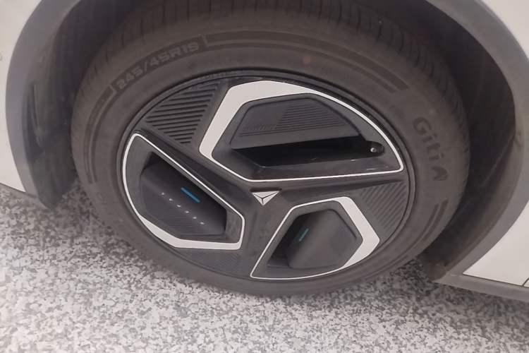 Used Deepal L07 2025 530 Ultra Qiankun Intelligent Driving ADS SE Pure Electric Version Left Front Wheel Hub