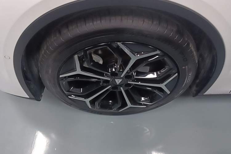 Used Deepal L07 2025 230 Ultra with DeepBlue Intelligent Driving AD PRO Extended-Range Version Left Front Wheel Hub