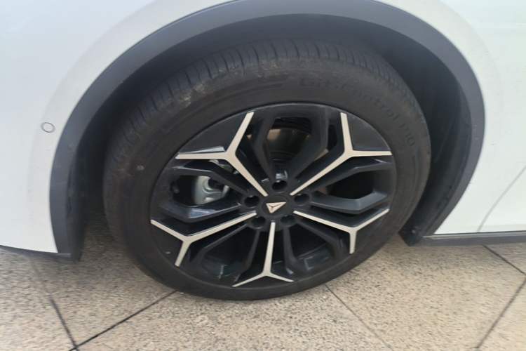 Used Deepal L07 2025 230 Ultra Qiankun Intelligent Driving ADS SE Range-Extended Version Left Front Wheel Hub