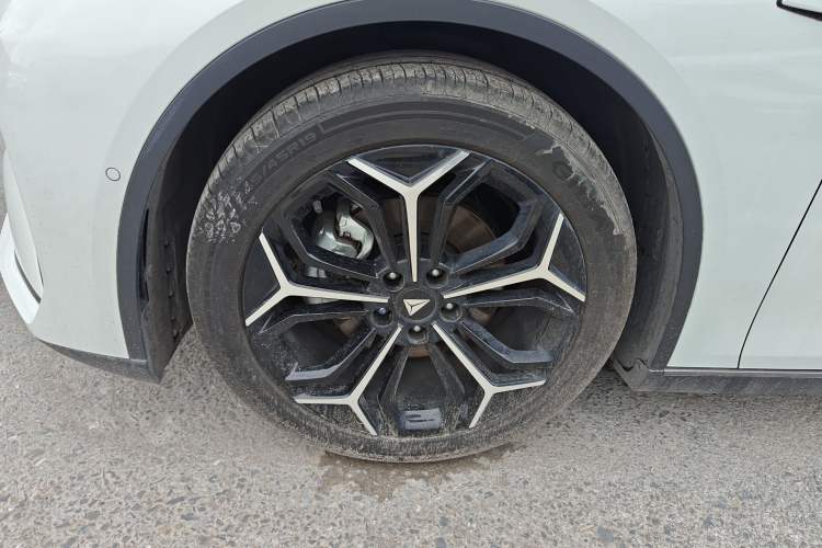 Used Deepal L07 2025 230 Ultra with DeepBlue Intelligent Driving AD PRO Extended-Range Version Left Front Wheel Hub