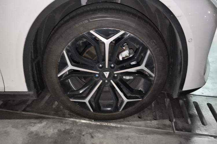 Used Deepal L07 2025 230 Ultra with DeepBlue Intelligent Driving AD PRO Extended-Range Version Right Front Wheel Hub