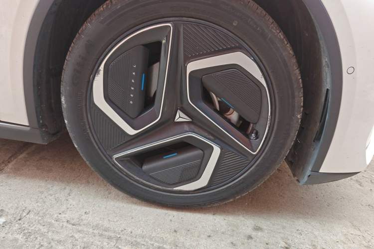 Used Deepal L07 2025 530 Ultra DeepBlue Intelligent Driving AD PRO Pure-Electric Version Right Front Wheel Hub