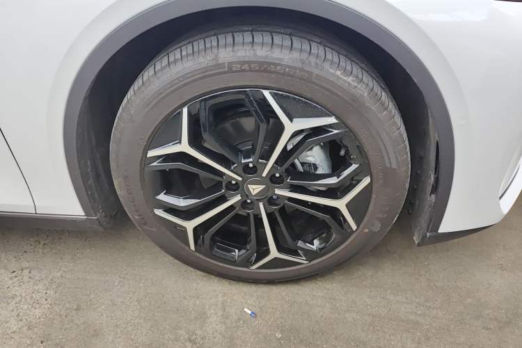 Used Deepal L07 2025 230 Ultra with DeepBlue Intelligent Driving AD PRO Extended-Range Version Right Front Wheel Hub
