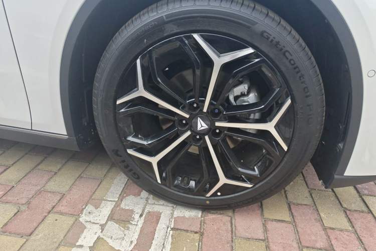 Used Deepal L07 2025 230 Ultra Qiankun Intelligent Driving ADS SE Range-Extended Version Right Front Wheel Hub