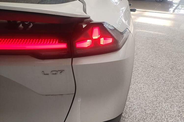 Used Deepal L07 2025 530 Ultra Qiankun Intelligent Driving ADS SE Pure Electric Version Right Rear Taillight