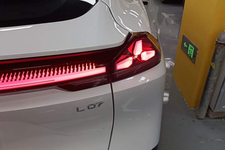 Used Deepal L07 2025 230 Ultra with DeepBlue Intelligent Driving AD PRO Extended-Range Version Right Rear Taillight
