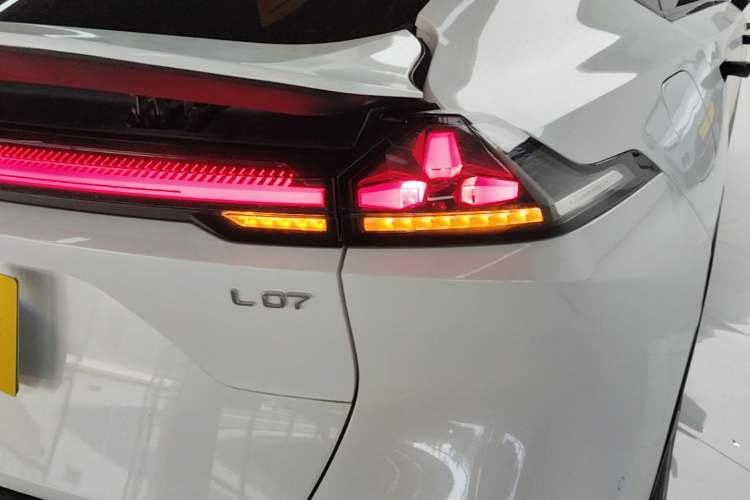Used Deepal L07 2025 530 Ultra DeepBlue Intelligent Driving AD PRO Pure-Electric Version Right Rear Taillight
